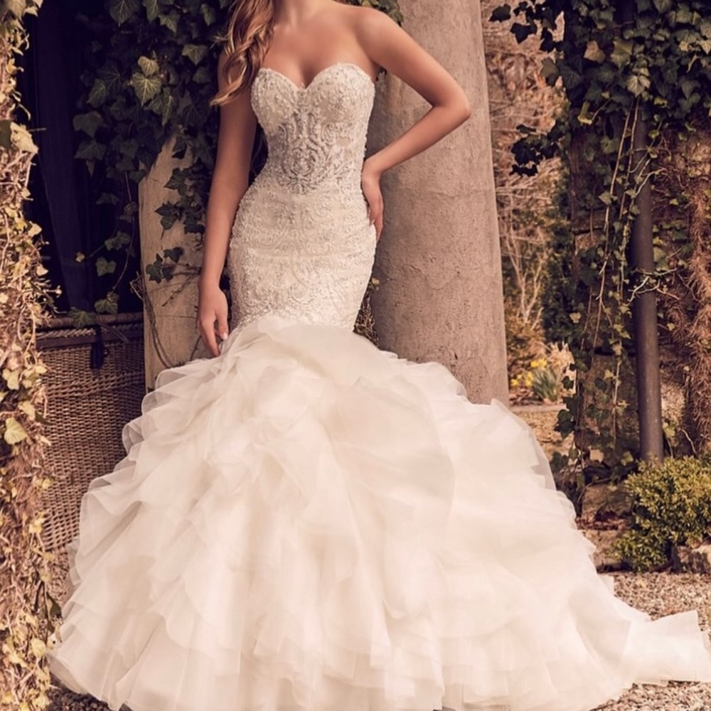 Ivory stunning wedding dress size 2 looks brand New